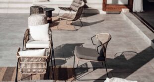 Terrasse mit Möbeln und Teppich im Freien
